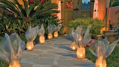 01-screen-luminaries-lining-outdoor-walkway-10195851463103028_std.42110046_std