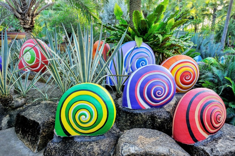 Colorful-of-sculpture-snails-in-beautiful-garden-min-e1433306976420