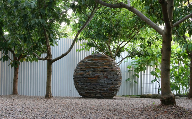 rehab-diary-eugene-oregon-sculptures-gravel-galvanized-metal-fence-gardenista