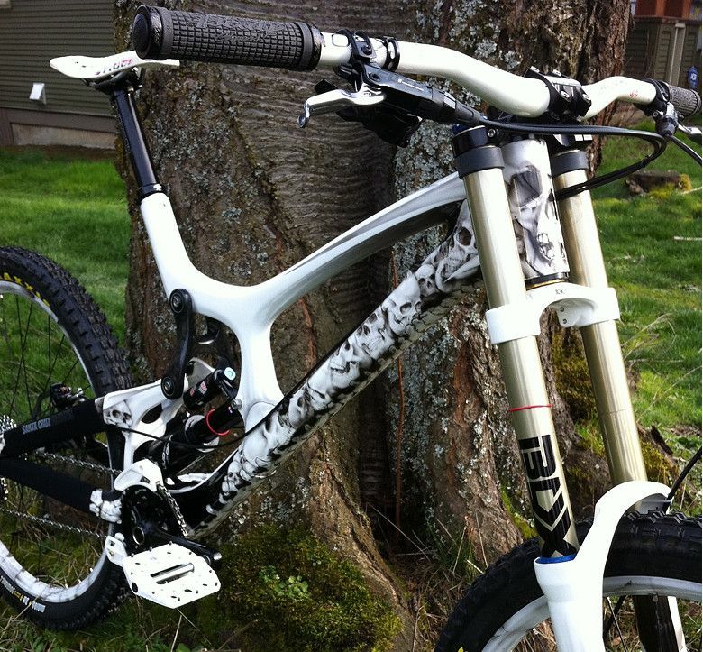 the-santa-cruz-v10c-skull-crusher-1