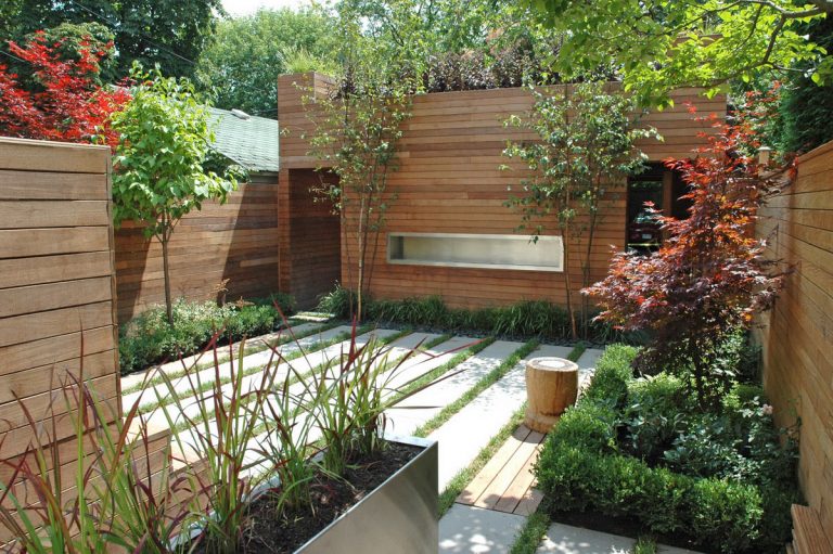 Delightful-Small-Backyard-Design-with-Cool-Fence-Idea-and-Minimalist-Garden-Design-as-Cool-Yard-Idea-768x511