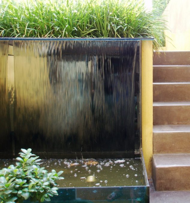 Garden-with-Glass-Water-Wall-and-Polished-Concrete-Steps-960x1024-633x675